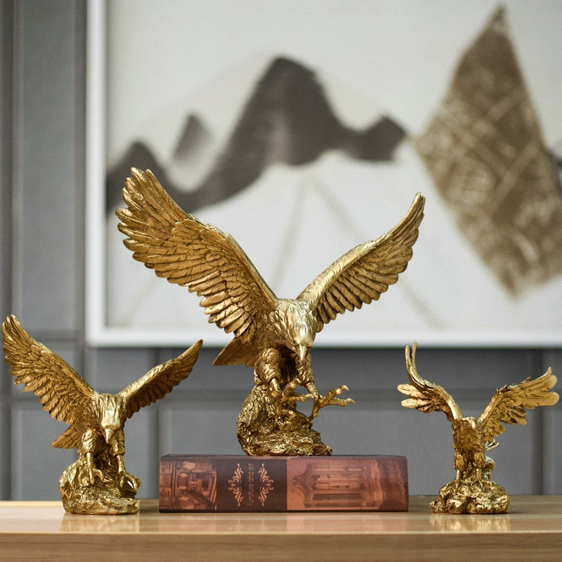 Estátua Decoração Águia - Casa Caneca - Dourada Caçando